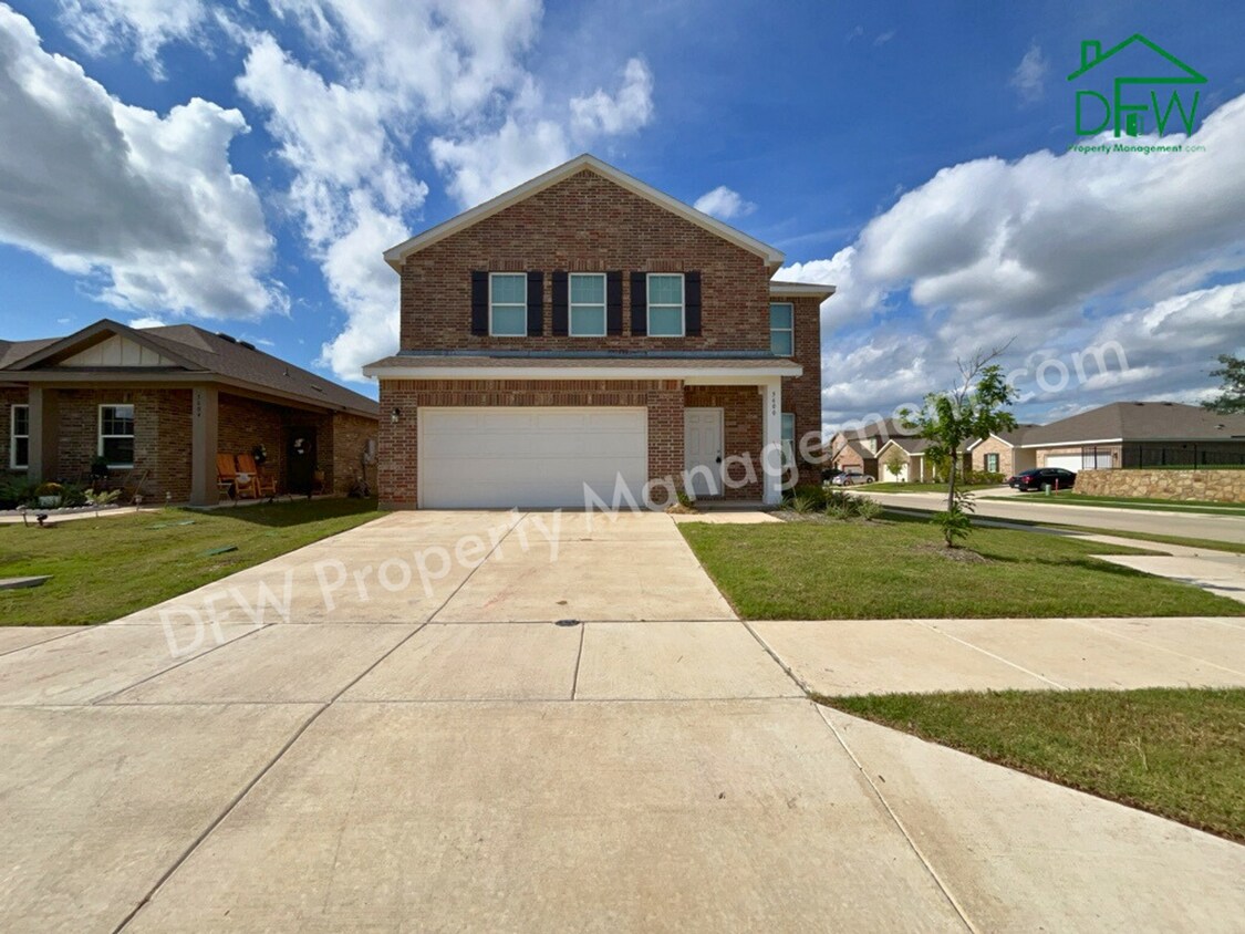 Foto principal - Spacious 5-Bedroom Home with Modern Upgrad...