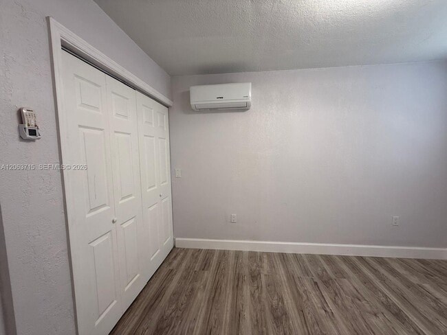 Foto del edificio - 4000 NW 195th St