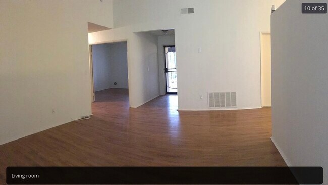 Entrada y primer dormitorio - 10431 Santana St