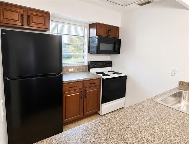 Foto del edificio - 615 NW Oleander St