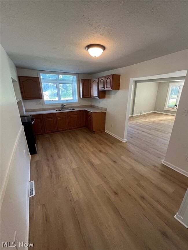 Foto del edificio - 4459 Silverdale Rd
