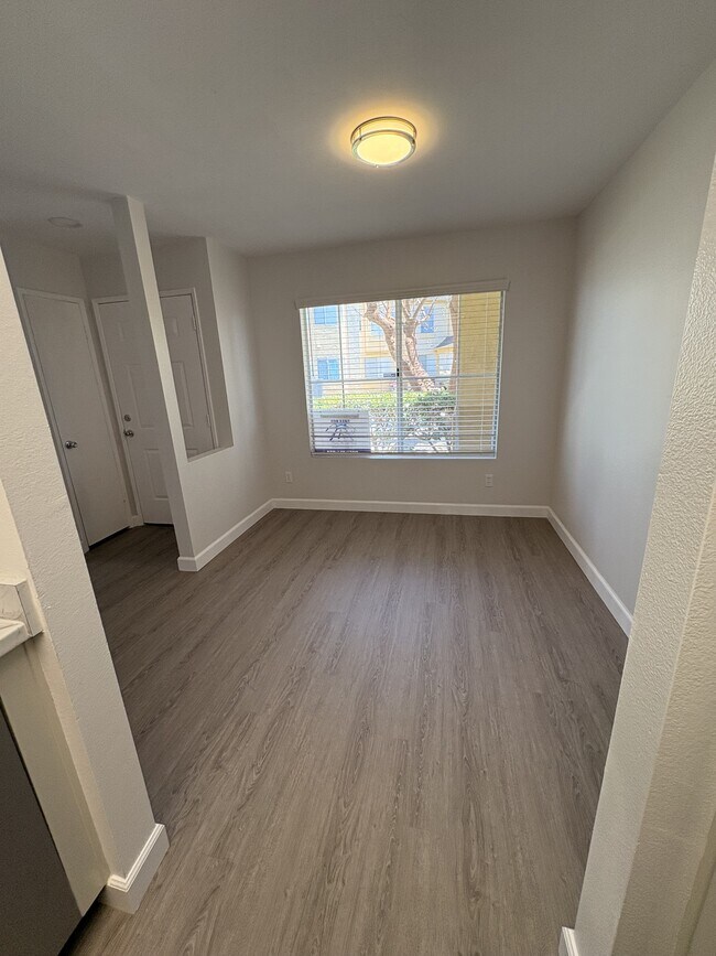 Foto del edificio - 2079 Lakeridge Cir