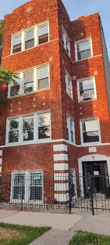 Primary Photo - 1221 S Avers Ave