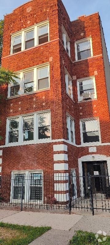 Building Photo - 1221 S Avers Ave