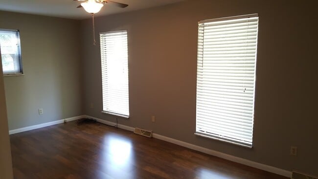 Building Photo - 70 Veldt Ln