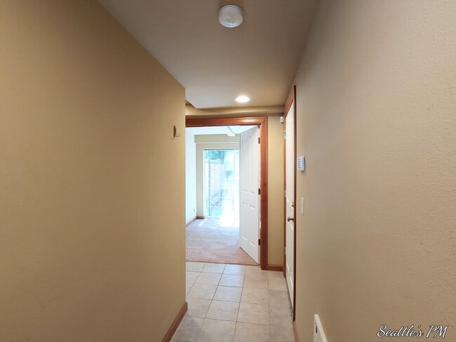 Building Photo - Gorgeous North Seattle Townhome