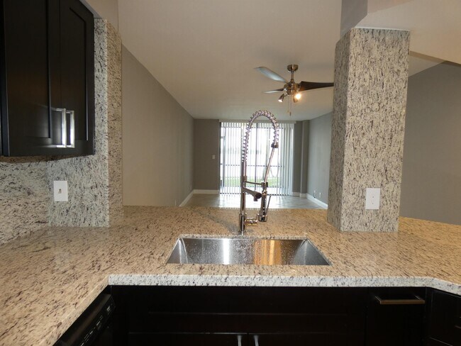 Building Photo - 118 Lake Emerald Dr