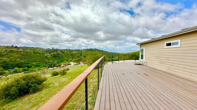 Foto del edificio - Stunning Single-Story with Spacious Deck, ...