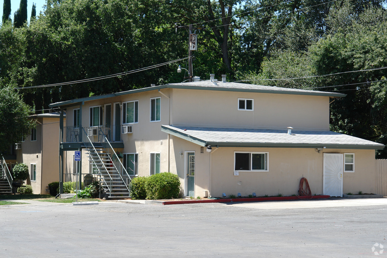 Primary Photo - Mariposa Oaks Apartment