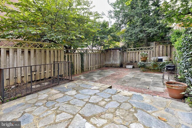 Foto del edificio - 3704 Huntington St NW