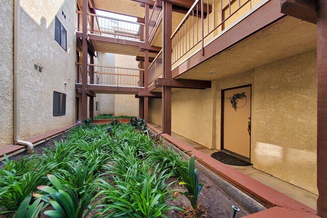 Building Photo - 1304 Stanley Ave