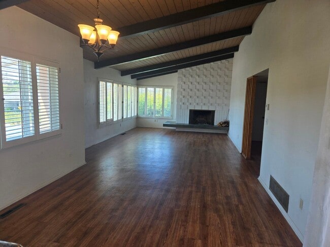 Building Photo - SDSU / College Area 6 bedrooms with 4 baths split-level home.