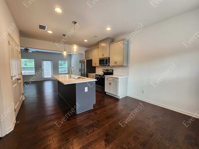 Building Photo - 661 Providence Pl SW