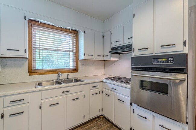 Building Photo - 3920 Cliftondale Pl