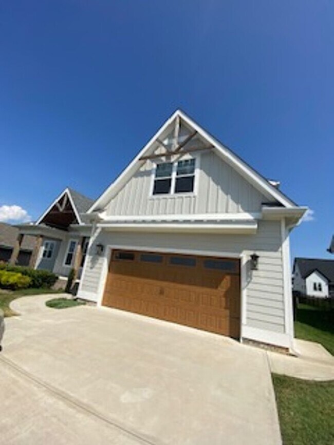 Building Photo - Low Maintenance Luxury in Scenic Twin Cree...
