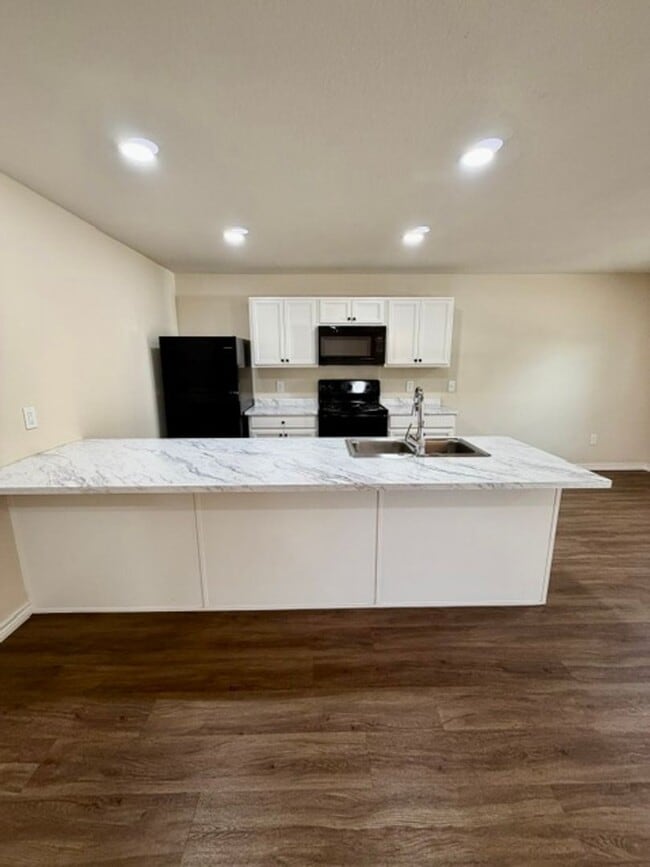 Building Photo - 102 Pecan Dr