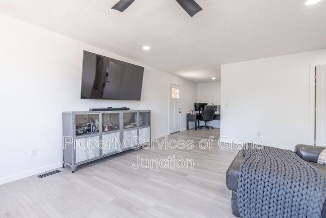 Building Photo - 3238-D 1/4 D 1/4 Rd