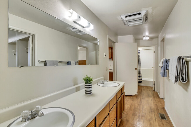 Building Photo - 185 300 N