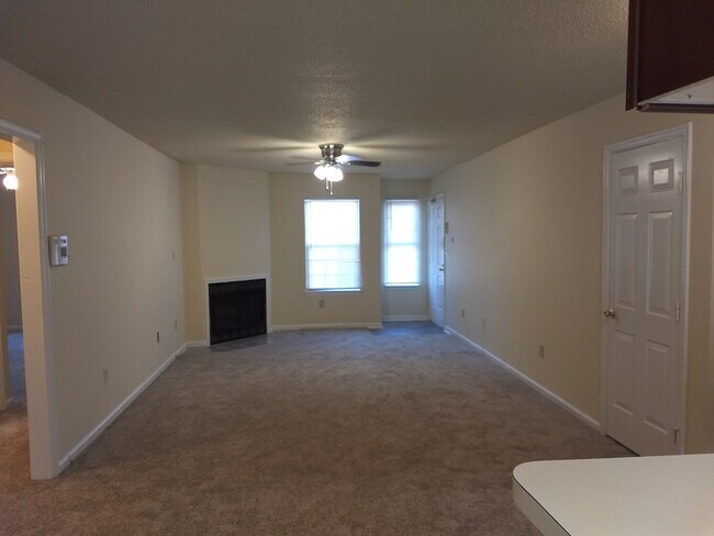 Building Photo - Property MUST be physically viewed before ...