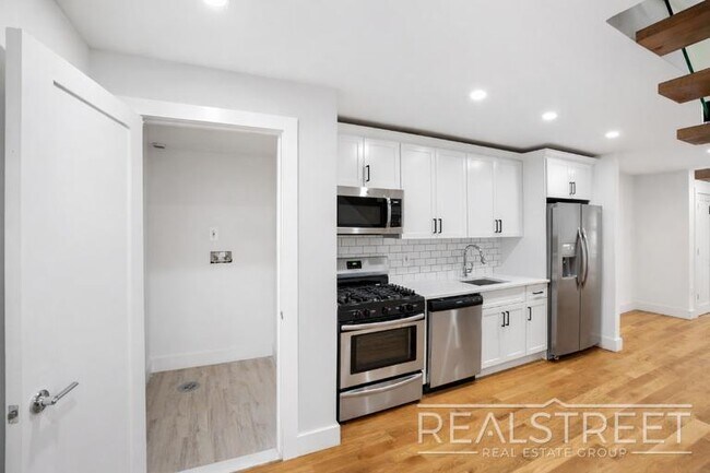 Foto del edificio - Magnificent 4 Bed 3.5 Bath Brownstone Duplex in Crown Heights