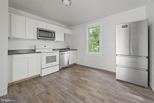 Building Photo - 632 Midland Ave