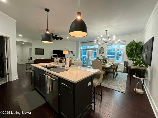 Foto del edificio - 324 E Main St