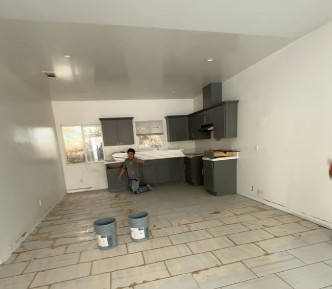 Building Photo - 127 E 11th St