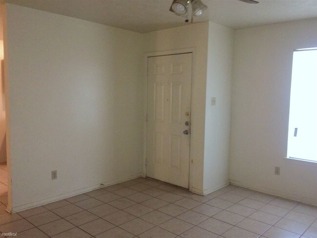 Building Photo - 2 br, 1 bath Duplex - 709 San Saba Dr