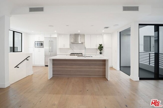 Building Photo - 735 N Gramercy Pl