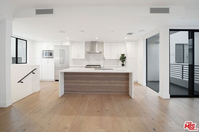 Foto del edificio - 735 N Gramercy Pl