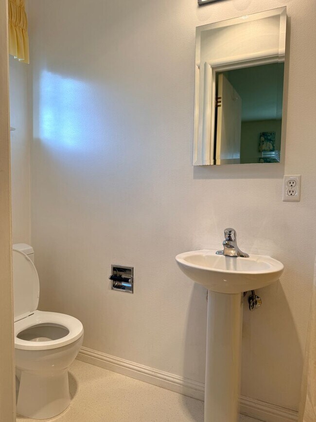 Building Photo - 4975 Bel Escou Dr