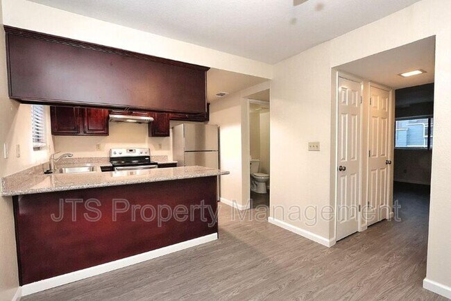Foto del edificio - 5844 Alorn Ln