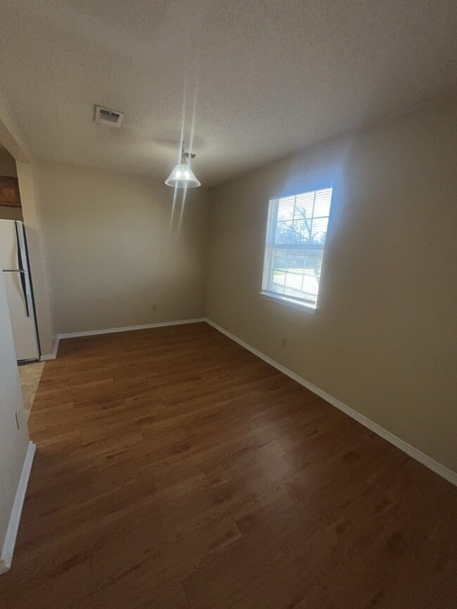 Building Photo - 2nd floor apartment water included! walking distance to Old town! Easy access to highway!