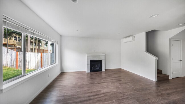 Building Photo - 3 Bed 2.5 Bath - Townhome - Ft Nugent Park...