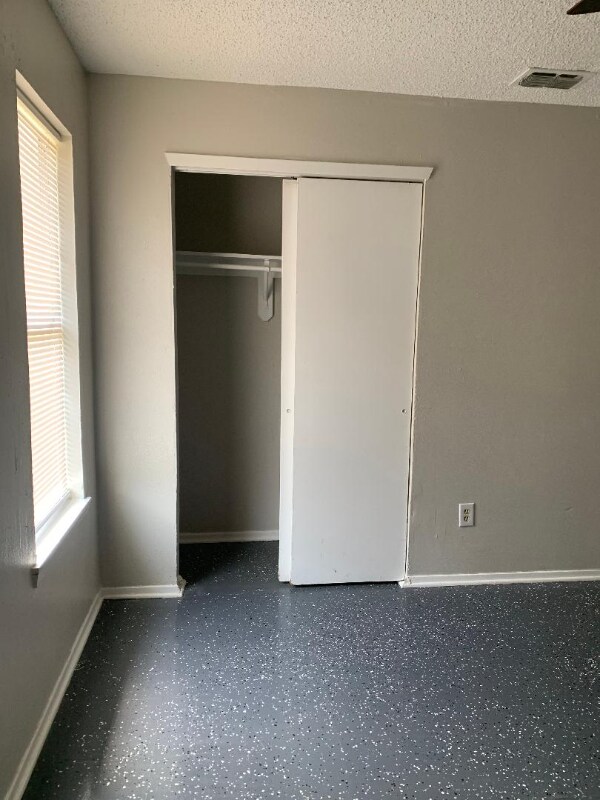 Building Photo - 122 Willow Brook Dr