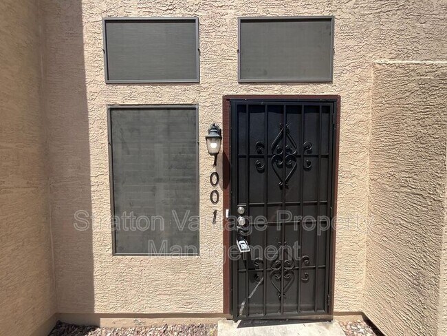 Building Photo - 921 W University Dr