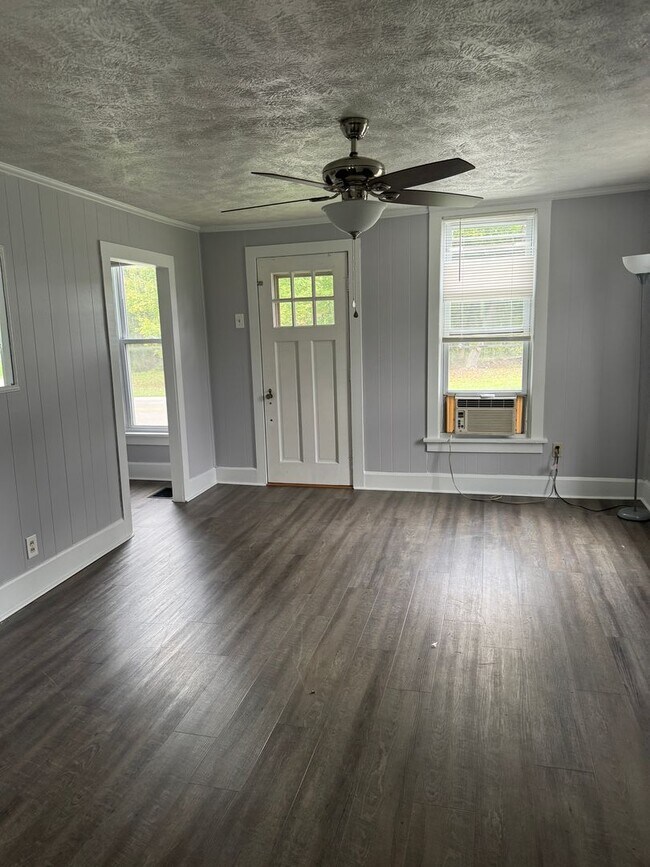 Building Photo - 1 bed/1 bath house for rent