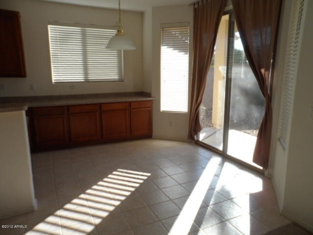 Building Photo - Large 3 Bedroom Split Floor Plan with a Great Room !