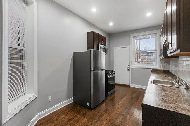 Foto del edificio - 908 W Montrose Ave