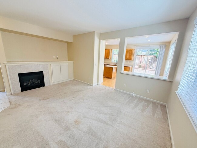 Building Photo - Beautiful 3 Bed 2.5 Bath Santa Clara Townh...