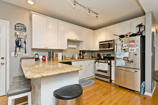 Building Photo - 1521 W Wolfram St