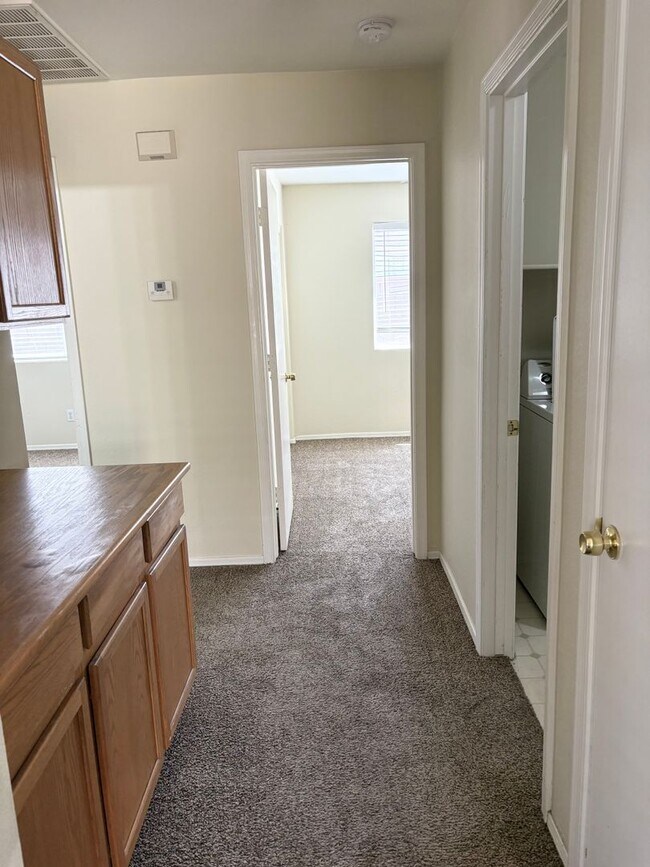 Foto del edificio - **COZY 3 BEDROOM/2 BTHROOM/2 CAR GARAGE HO...