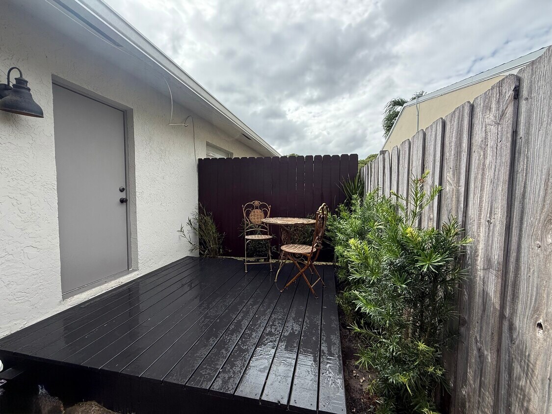 Patio privado al aire libre - 1404 NW 6th Ave