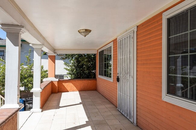 Building Photo - Quiet back house in Silver Lake!