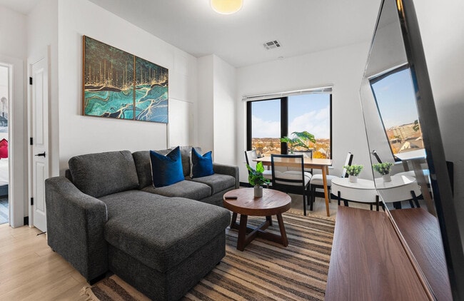 Building Photo - 600 Broadway-SI ID1240289P