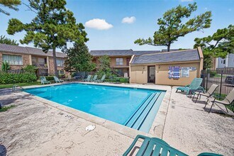 Building Photo - 3303 W Greenridge Dr