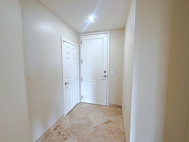 Building Photo - 2 BEDROOM 2 BATH GUARD GATED PARK AVENUE C...