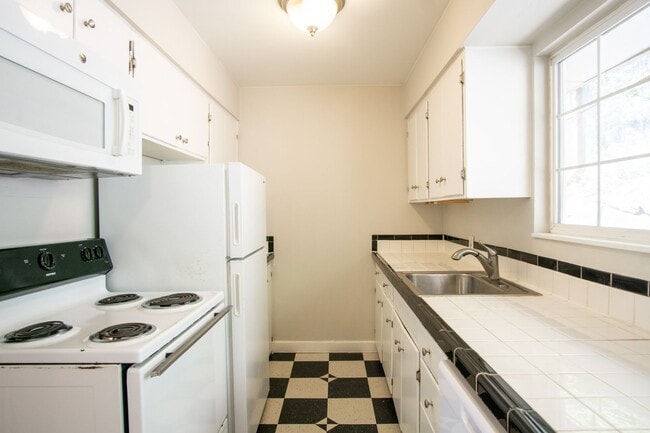 Building Photo - John's Landing Corner 2-Bedroom w W/D & De...