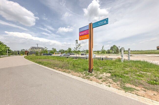 Photo du bâtiment - 60 George Butchart Dr