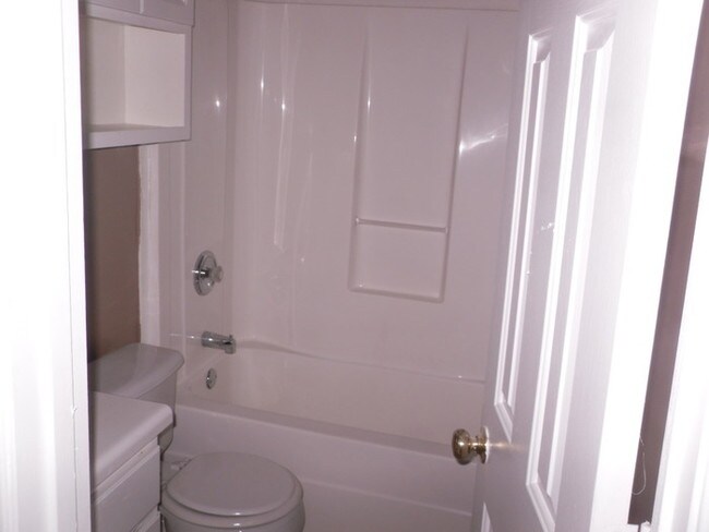 Foto del edificio - RECENTLY RENOVATED! HARDWOOD FLOORS!